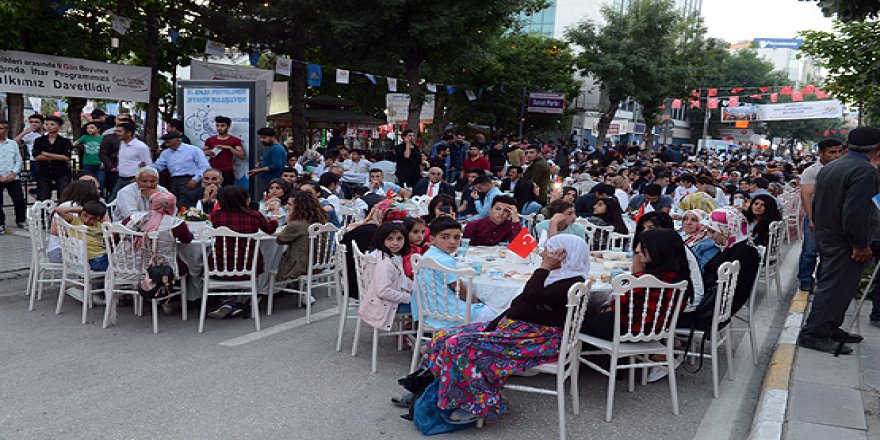 Van ve Adıyaman'da binlerce kişi iftar sofrasında buluştu