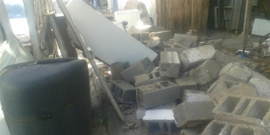 Deprem’de bazı evler zarar gördü