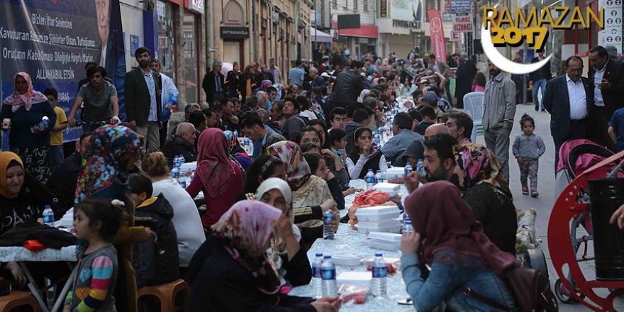 Bir kilometrelik iftar sofrası