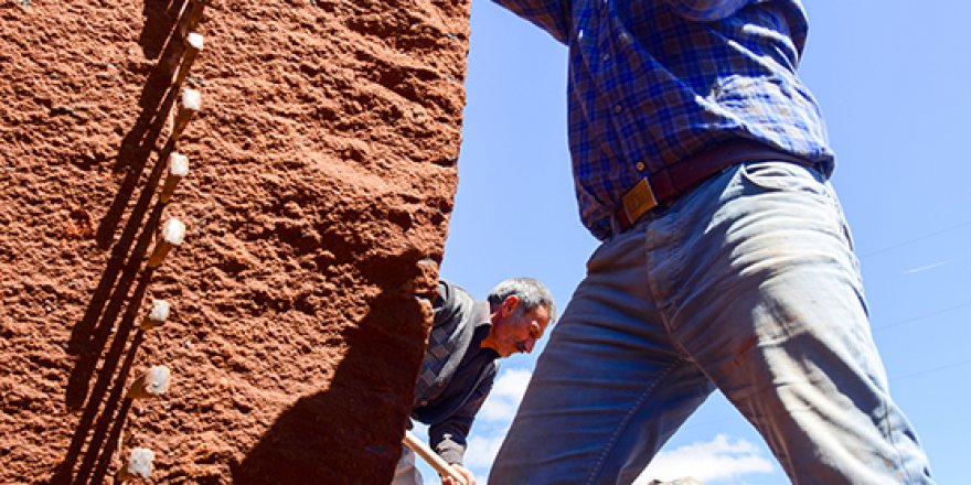 Taş işçileri oruç ve sıcağa rağmen 12 saat balyoz sallıyor