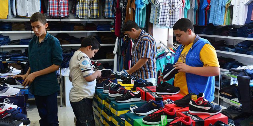 Yetim ve öksüzler bayramlıklarını beğenerek alıyor