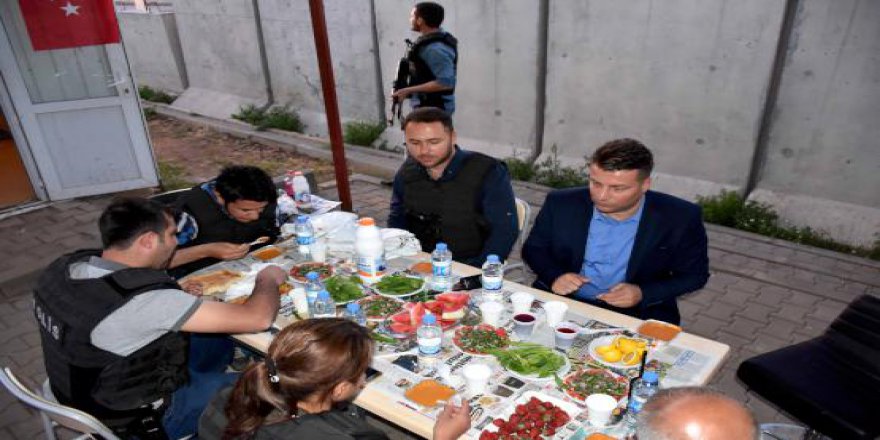 Kontrol noktasında nöbetleşe iftar yapıyorlar