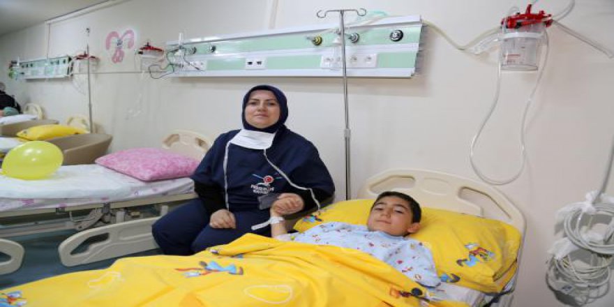 Çocuklar güle oynaya ameliyata gidiyor