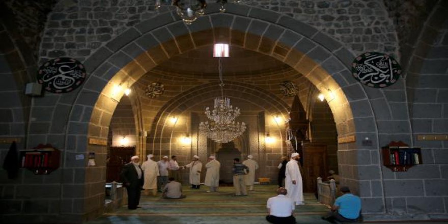 7'den 70'e itikaf için camiye kapandılar