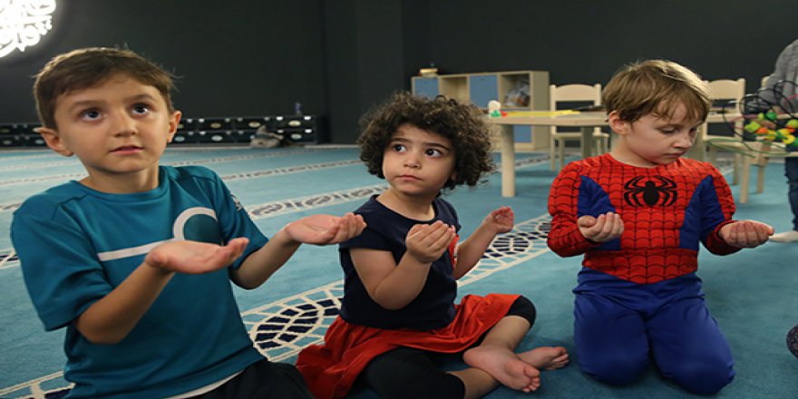 Ebeveynleri namaz kılıyor, çocuklar oyun oynuyor