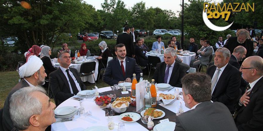 Köln'deki iftar programına Almanlar büyük ilgi gösterdi