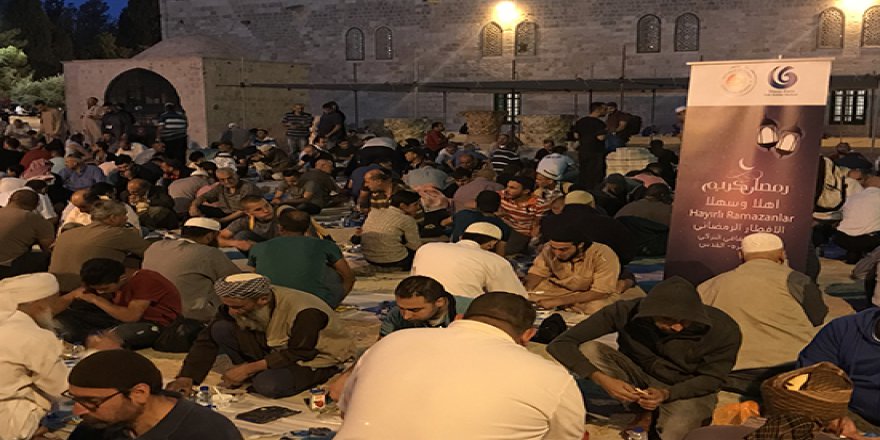 Yunus Emre Türk Kültür Merkezi Mescid-i Aksa’da iftar verdi