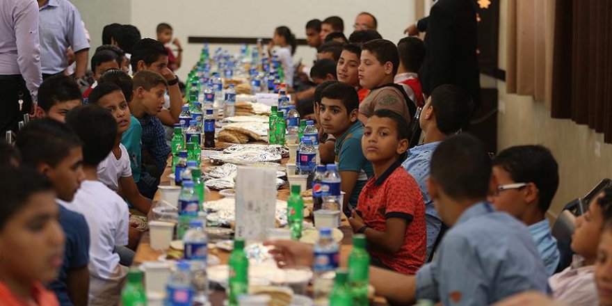 Deniz Feneri Derneği'nden yetimlere iftar