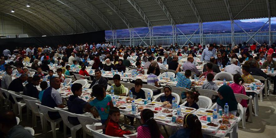 Malatya Valisi Toprak, Suriyelilerle iftarda buluştu