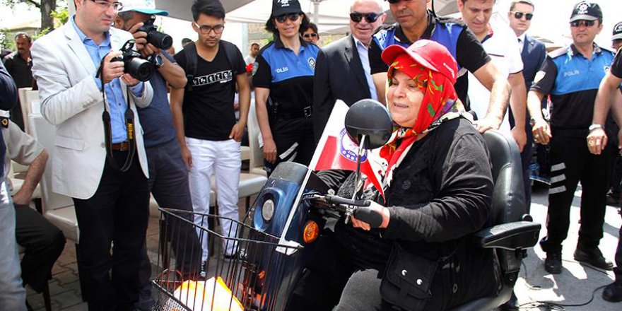 300 engellinin akülü araç sevinci