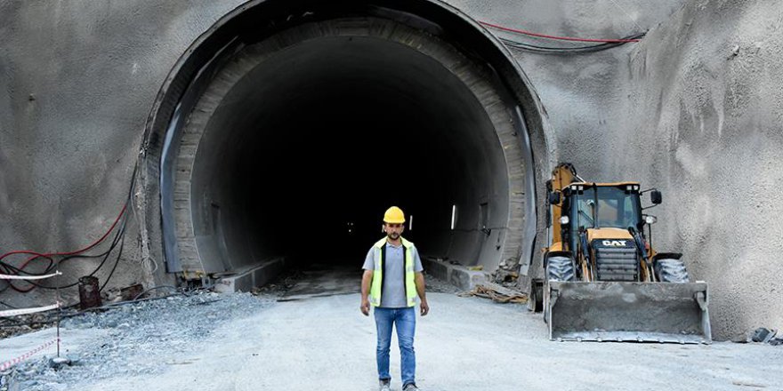 Tünel inşaatında iftar ve sahur yapıyorlar