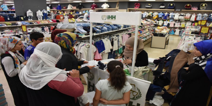 Yetim ve öksüz çocuklar bayramlık sevinci yaşıyor