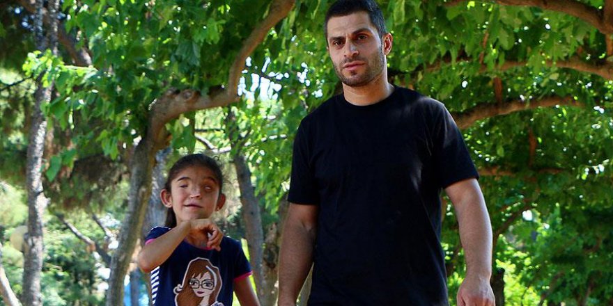 Görme engelli kızının "gözleri" oldu