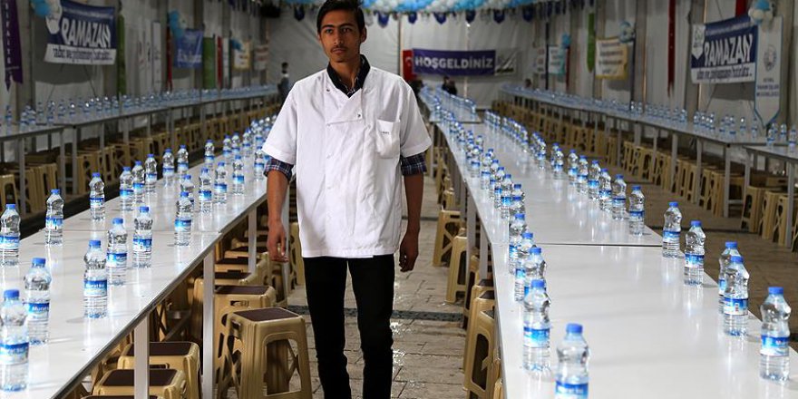 Cezasını iftar çadırında çalışarak çekiyor