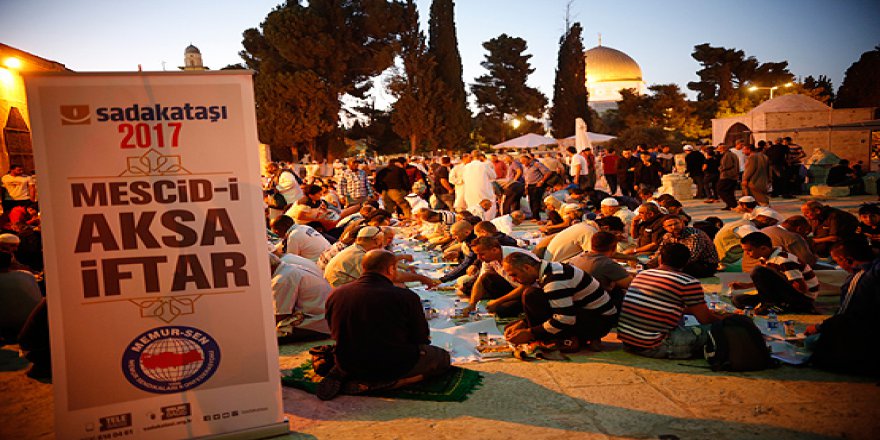 Sadakataşı Derneği Mescid-i Aksa'da iftar verdi