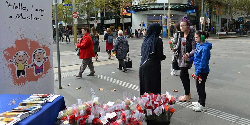 Çikolatadan sonra gül ile 'Ben Müslümanım' etkinliği