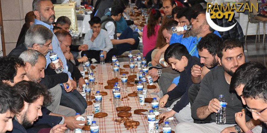 Hacı Bayram'da 'simit, hurma ve ayran' iftarı