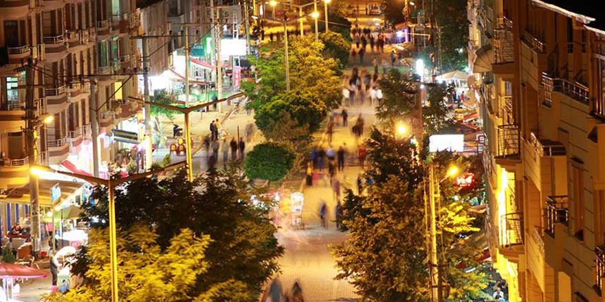 Bu şehirde her gün iki ezan okunuyor, iki iftar açılıyor