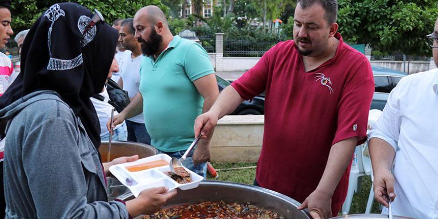 Her gün 250 kişiye iftar yemeği yapıp dağıtıyor