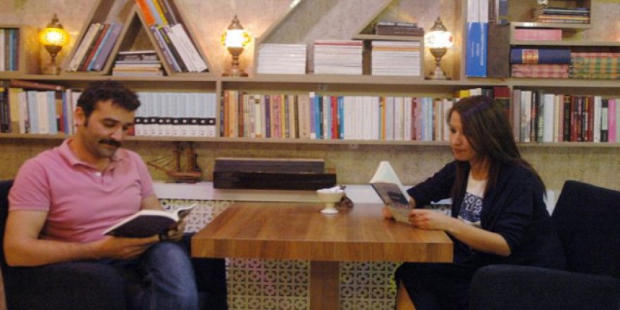 Bu kafede kitap okuyana çay, kahve bedava