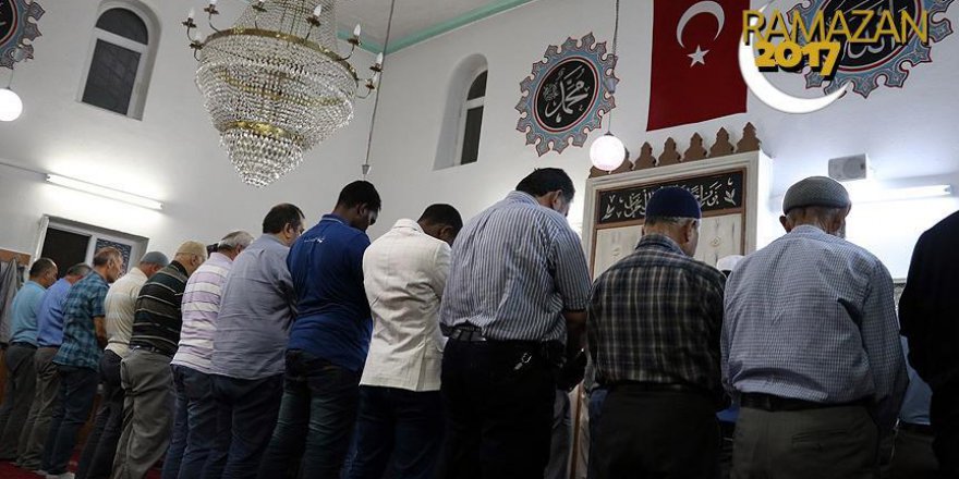 Teravih bu camide 60 yıldır hatimle kılınıyor