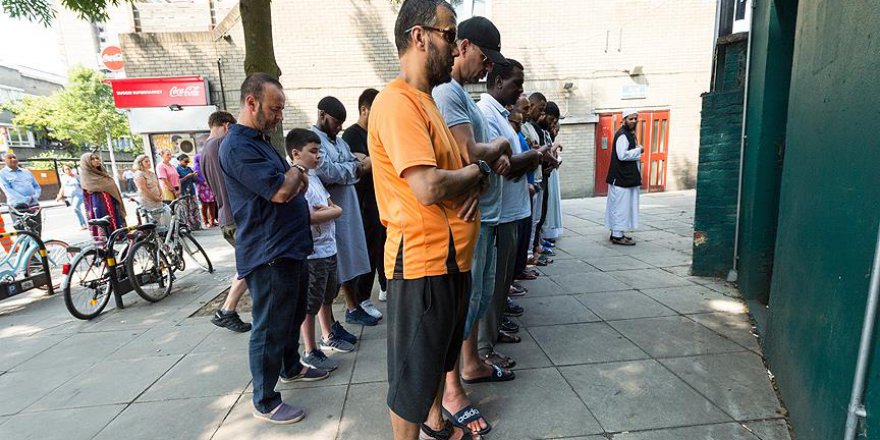 Londra'daki yangında ölenler için gıyabi cenaze namazı kılındı