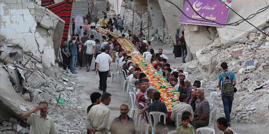 Suriye'de enkaz arasında iftar sevinci