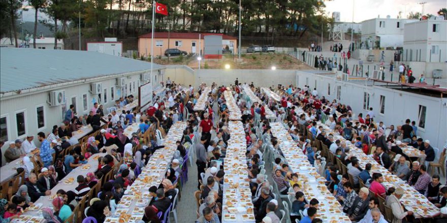 Türkmen kampında iftar