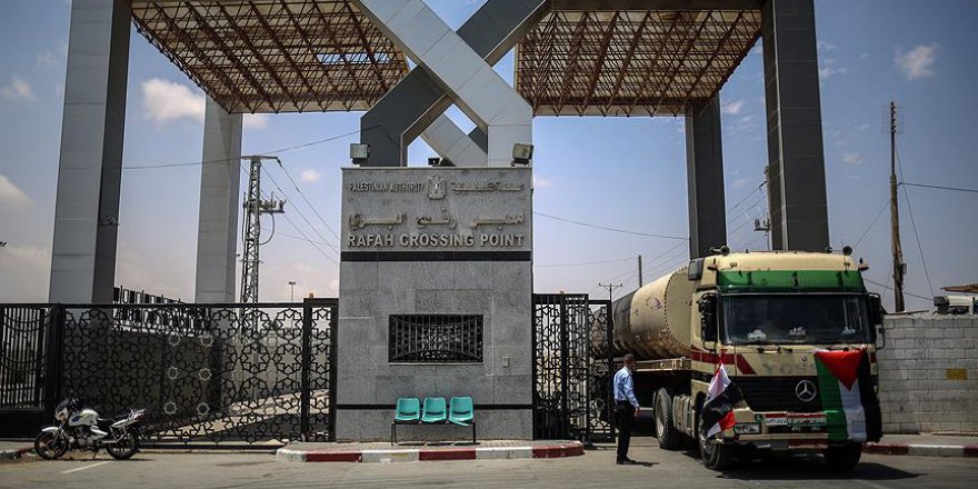 Refah Sınır Kapısı'ndan Gazze'ye akaryakıt sevkiyatı başladı