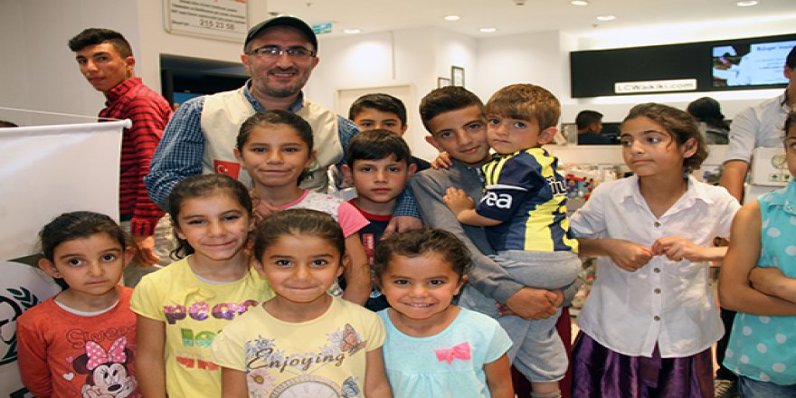 500 yetim ve öksüz çocuğun 'bayramlık' sevinci