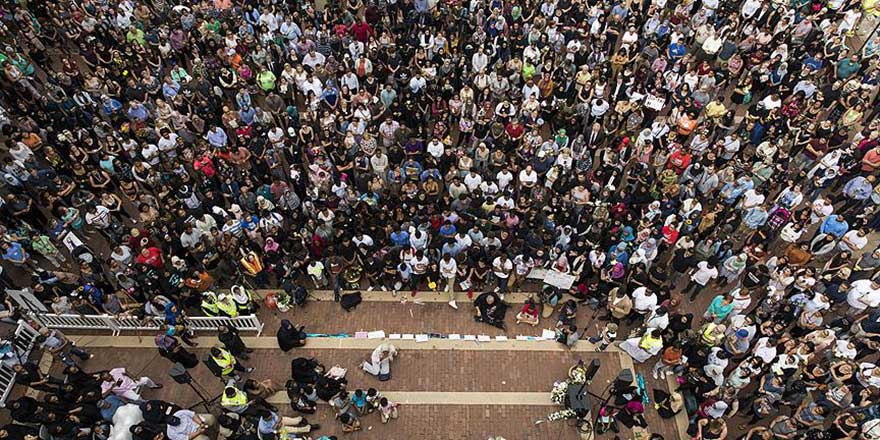 Ölen bir kişinin cenazesini taşımanın sevabı var mıdır, bunun hikmeti nedir?