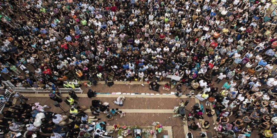 Binlerce insan öldürülen Müslüman genç kız için tek yürek oldu