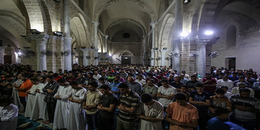 Binlerce Filistinli Müslüman, Kadir Gecesini Gazze'deki Büyük Ömer Cami'nde ihya etti