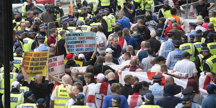 Londra'da İslam ile faşizm karşıtlarından eş zamanlı gösteri