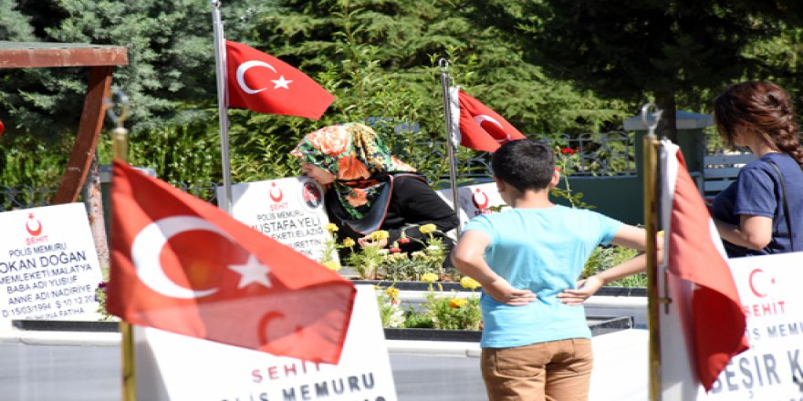 Şehitliklerde bayram yoğunluğu