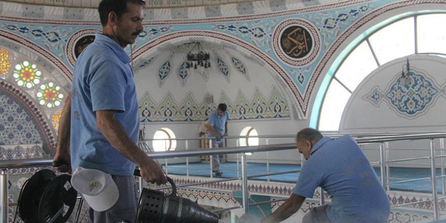 Camiler gül suyuyla temizlendi