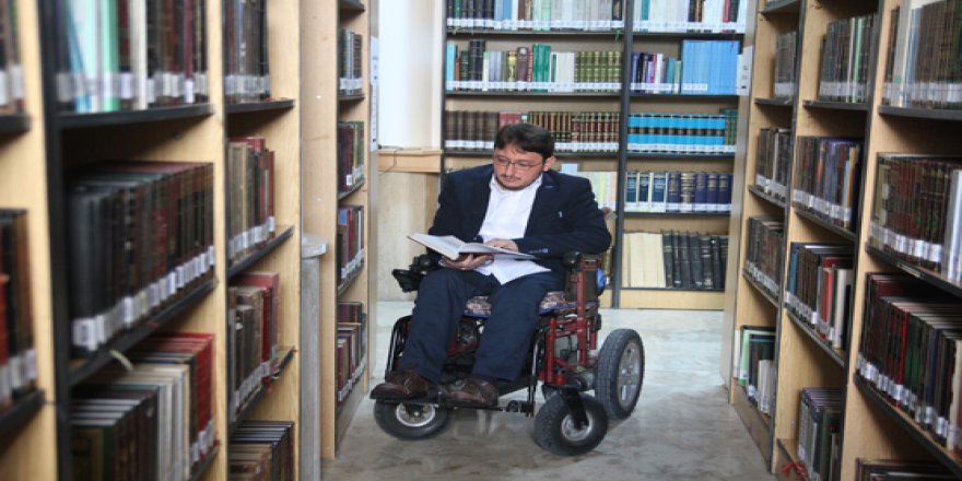 Engelli genç okuma azmiyle örnek oluyor