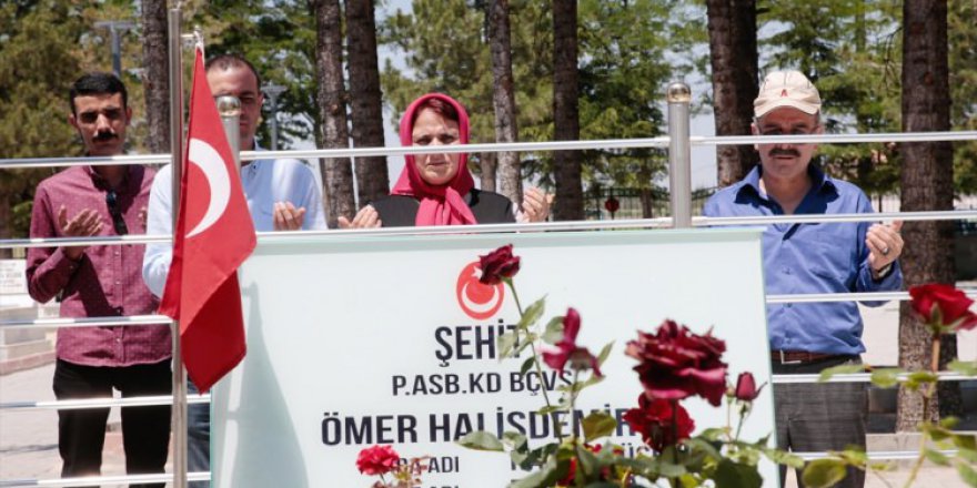 Şehit Halisdemir'in kabrine bayram ziyareti