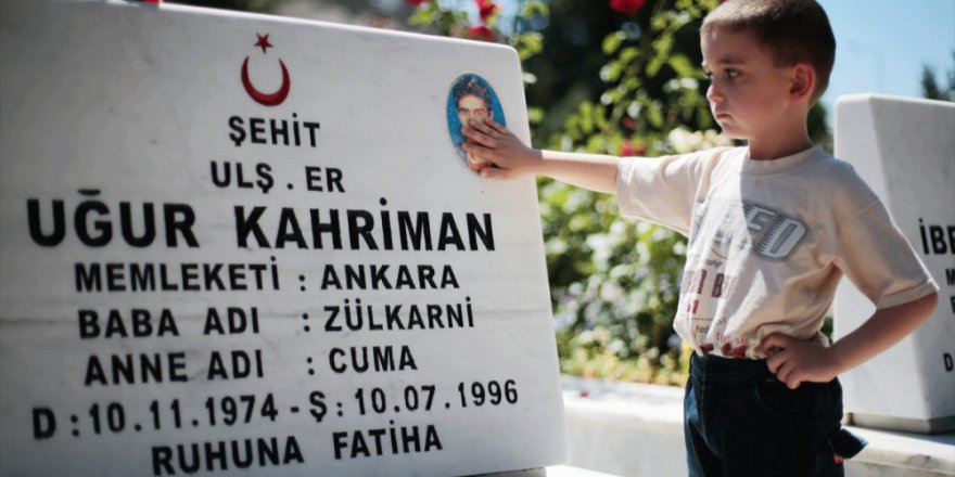 Şehit çocuklarından babalarına bayram ziyareti