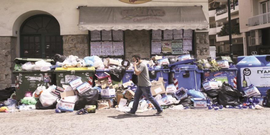 Atina'nın başı çöplerle dertte