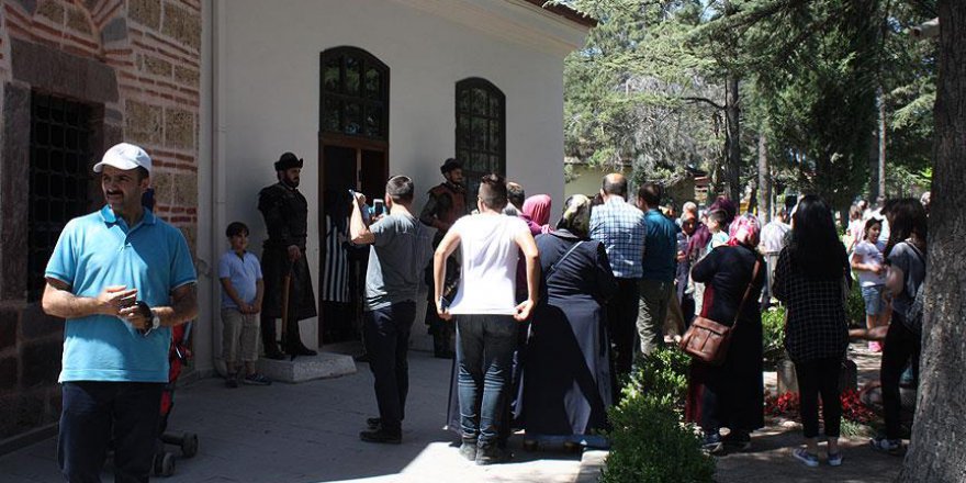 Ertuğrul Gazi Türbesi'ne bayram akını