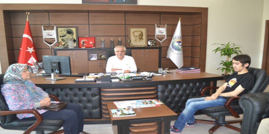 Engelli genç anne sevgisini okulda yaşatmak istiyor