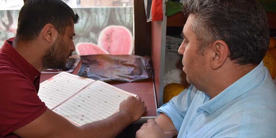 Kapı kapı dolaşıp esnafa Kur'an öğretiyor