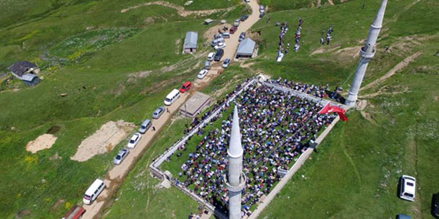 556 yıllık caminin ne kubbesi ne çatısı var