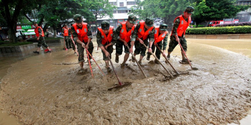 Çin'de aşırı yağışlar 260 bin kişiyi evlerinden etti