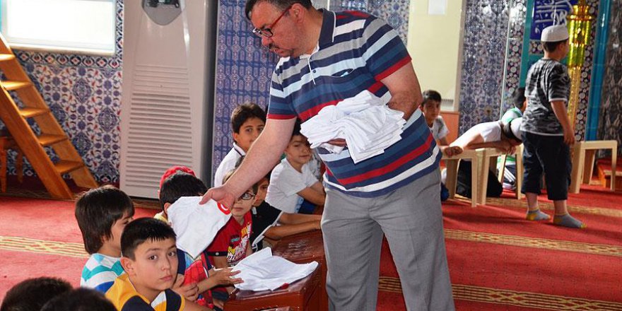 Çocukları Kur'an öğrenmeye özendiriyorlar