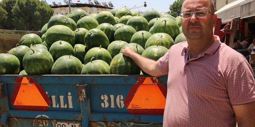 Muhtardan mahalle sakinlerine 7 ton karpuz