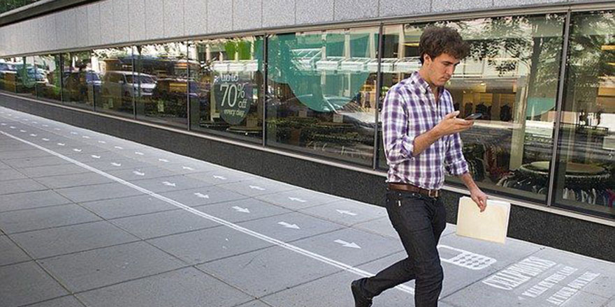 Cep telefonuna bakarak yürümek yaşlandırıyor