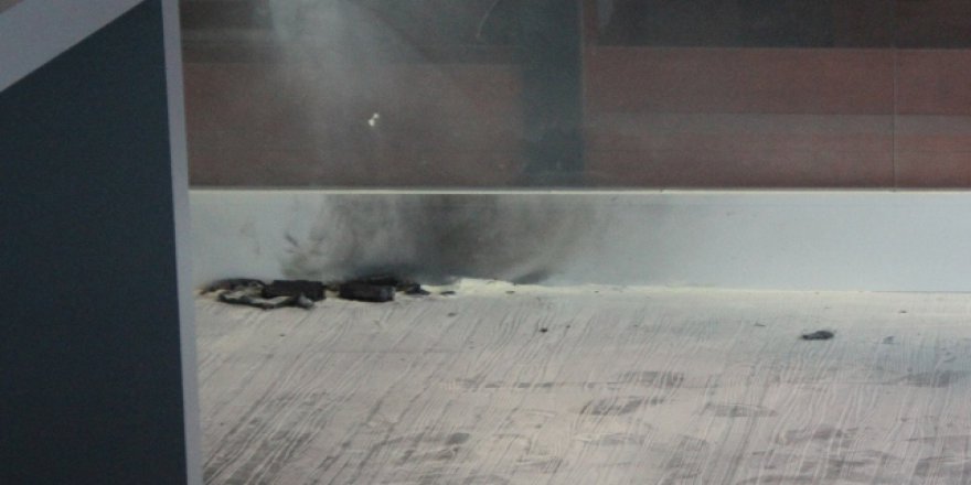 Yere atılan şarj cihazından çıkan duman korkuttu