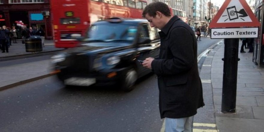 Polonya'da yayaların karşıdan karşıya geçerken cep telefonu kullanması yasaklandı
